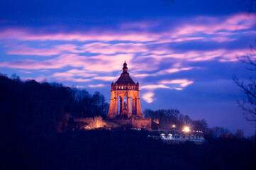 Fototapeta premium Kaiser Wilhelm Denkmal in Porta Westfalica bei Sonnenaufgang