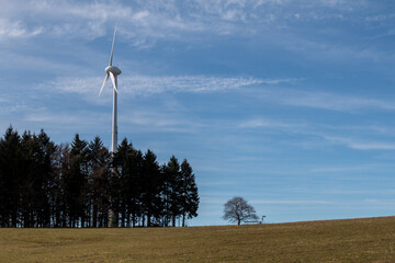 Windrad auf Feld, Wiese und Wald