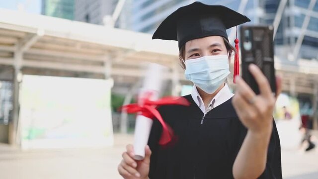 A fresh graduate is delighted to finish off FaceTime with her smartphone in the time of the Covic-19 epidemic.