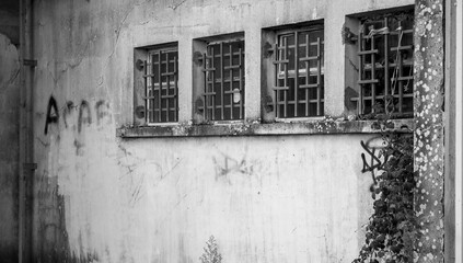 façade d'un bâtiment abandonné