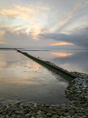 Sonnenuntergang an der Nordsee im Wattenmeer bei Ebbe 