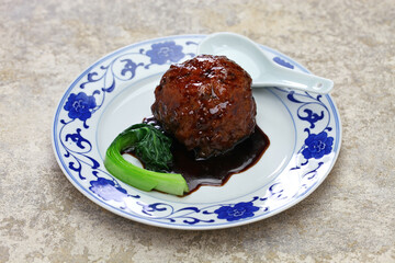 chinese lion’s head pork meatballs