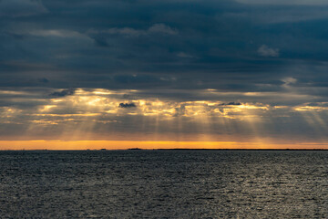 北海道の野付半島から上る朝陽