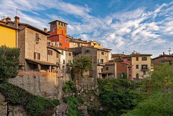 Fototapeta premium Blick auf die Altstadt von Loro Ciuffenna in der Toskana in Italien 