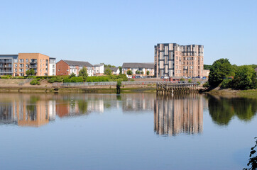 Obraz premium Reflections of Blue Sky & Buildings in Still Waters of River 