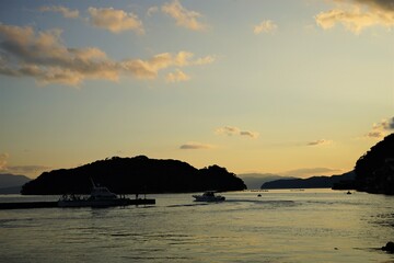 Fototapeta premium Aerial View of Ine bay and Funaya, boat houses, with beautiful sunset from Observation deck in Autumn, Ine city, Kyoto, Japan - 京都 舟屋群展望所から見た伊根湾の夕日