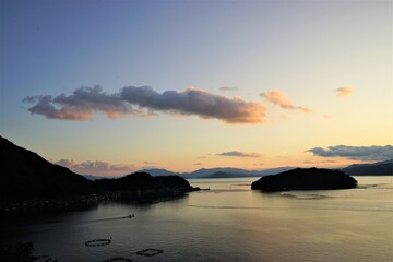 Obraz premium Aerial View of Ine bay and Funaya, boat houses, with beautiful sunset from Observation deck in Autumn, Ine city, Kyoto, Japan - 京都 舟屋群展望所から見た伊根湾の夕日