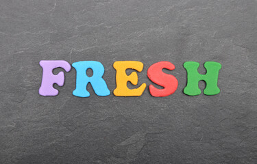 Begriff aus bunten Buchstaben auf Schieferplatte