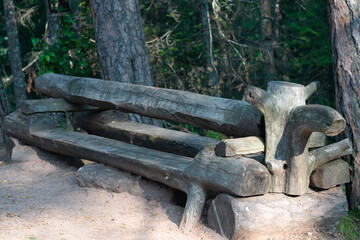 Obraz premium Old wooden bench in the Park for tourists.