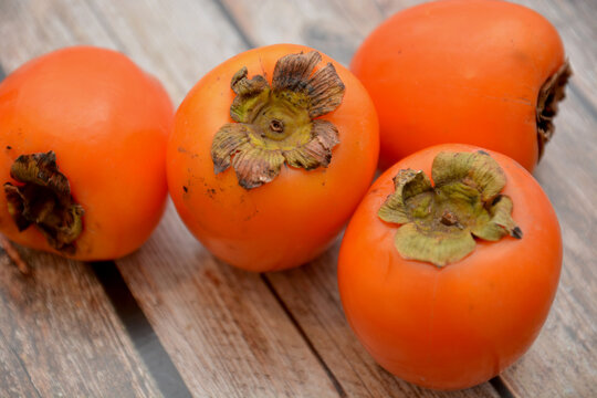 caki loto frutta dolce di colore arancio su tavolo di legno