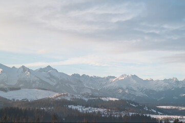 Widok na zaśnieżone szczyty Tatr