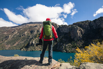 Obraz premium Woman backpacker hiking in beautiful winter mountains