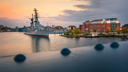 Hafenbecken in Wilhelmshaven am Abend.