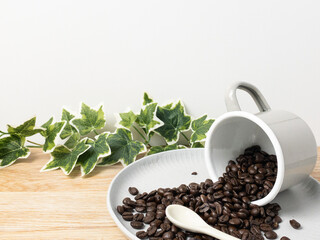 ホーローのコーヒーカップとコーヒー豆