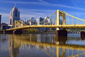 Fototapeta na wymiar Sixth Street Bridge crosses the Allegheny River in Pittsburgh
