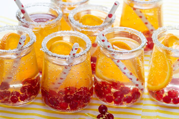 Fototapeta na wymiar Selbstgemachte leckere frische Limonade aus Orange und Johannisbeeren 