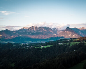 Abendlicher Panoramablick über die Alpen bei Oberstdorf, Bayern
