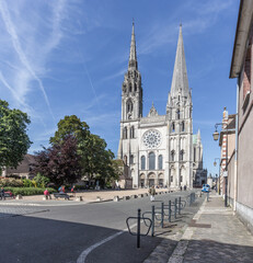 Hauptfassade der hochgotischen Kathedrale von Chartres in Frankreich