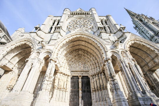 Eingangsportal der hochgotischen Kathedrale von Chartres in Frankreich
