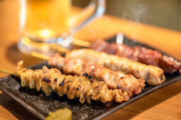 焼き鳥の盛り合わせとビール