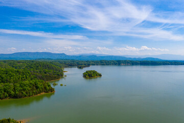 Fototapeta na wymiar Beautiful lake in the Appalachian Mountains. 