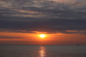 Fototapeta na wymiar 伊良湖岬から見るの迫力ある絶景　日の出