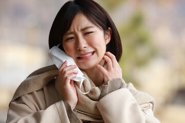 マスクで肌がかゆくなる女性