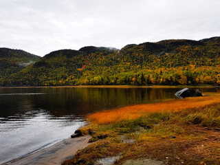 Fototapeta na wymiar Fjord du Saguenay in Quebec with beautiful autumn colors