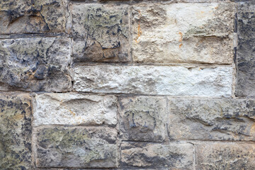 Eine Detailaufnahme einer unterschiedlich farbigen Sandsteinmauer. 

