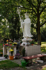 Obraz premium Bodhisattva-Statue auf dem buddhistischen Gräberfeld des Friedhofs Ruhleben im Berliner Westend