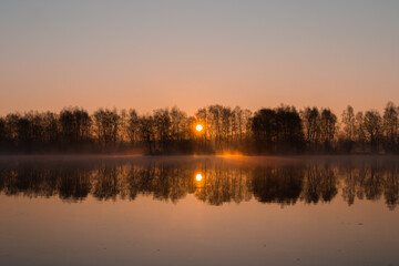 Sonnenaufgang mit Nebel am See