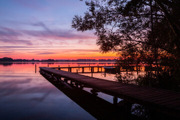Fototapeta na wymiar Abendliche Stimmung am Zarrentiner See mit Steg