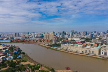 Obraz premium Phnompenh capital of Cambodia on the sunset with beautiful landscape by drone