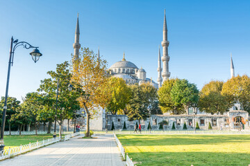 Fototapeta na wymiar Tourists visiting Blue Mosque, also called the Sultan Ahmed Mosque or Sultan Ahmet Mosque under sunlight in the morning in autumn in Istanbul, Turkey