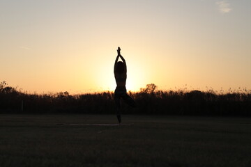 夕方に煌めく女性