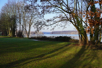 Grüner Park an der Havel bei Potsdam im Winter