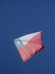 Drapeau délavé du Chili flottant au vent accroché à un poteau