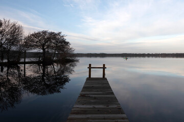 Fototapeta na wymiar pretty reflections on the lake in winter