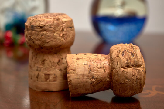 Dos corchos de una botella de champ&aacute;n sobre una mesa