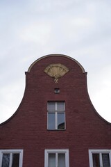 Obraz premium Altes Haus aus rotem Backstein mit Rundgiebel im Holländischen Viertel von Potsdam
