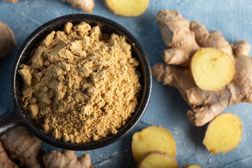 Fresh ginger root and ground ginger spice