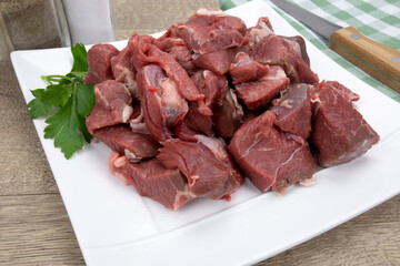 morceaux de viande d'agneau crue dans une assiette