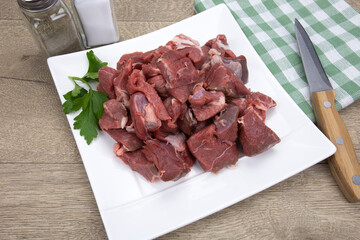morceaux de viande d'agneau crue dans une assiette