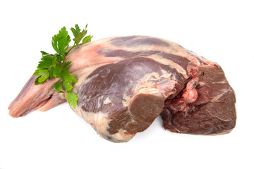 gigot d'agneau cru isolé sur un fond blanc