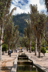 Las Aguas, Bogotá, Colombia.El agua fluye hacia abajo de la media de la Avenida Jiménez de Quesada en el Eje Ambiental de la capital Andina