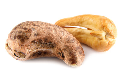 Орехи кешью в скорлупе и очищеный изолированы на белом фоне .