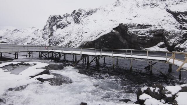 Olas rompiendo en embarcadero nevado