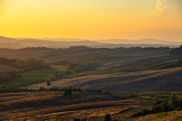 Fototapeta premium Goldener Sonnenuntergang im Val d'Orcia