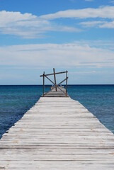 Obraz premium Ein Steg aus Holz führt auf ein Meer hinaus