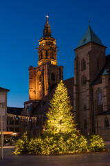 Fototapeta na wymiar Christbaum vor der Kilianskirche in Heilbronn